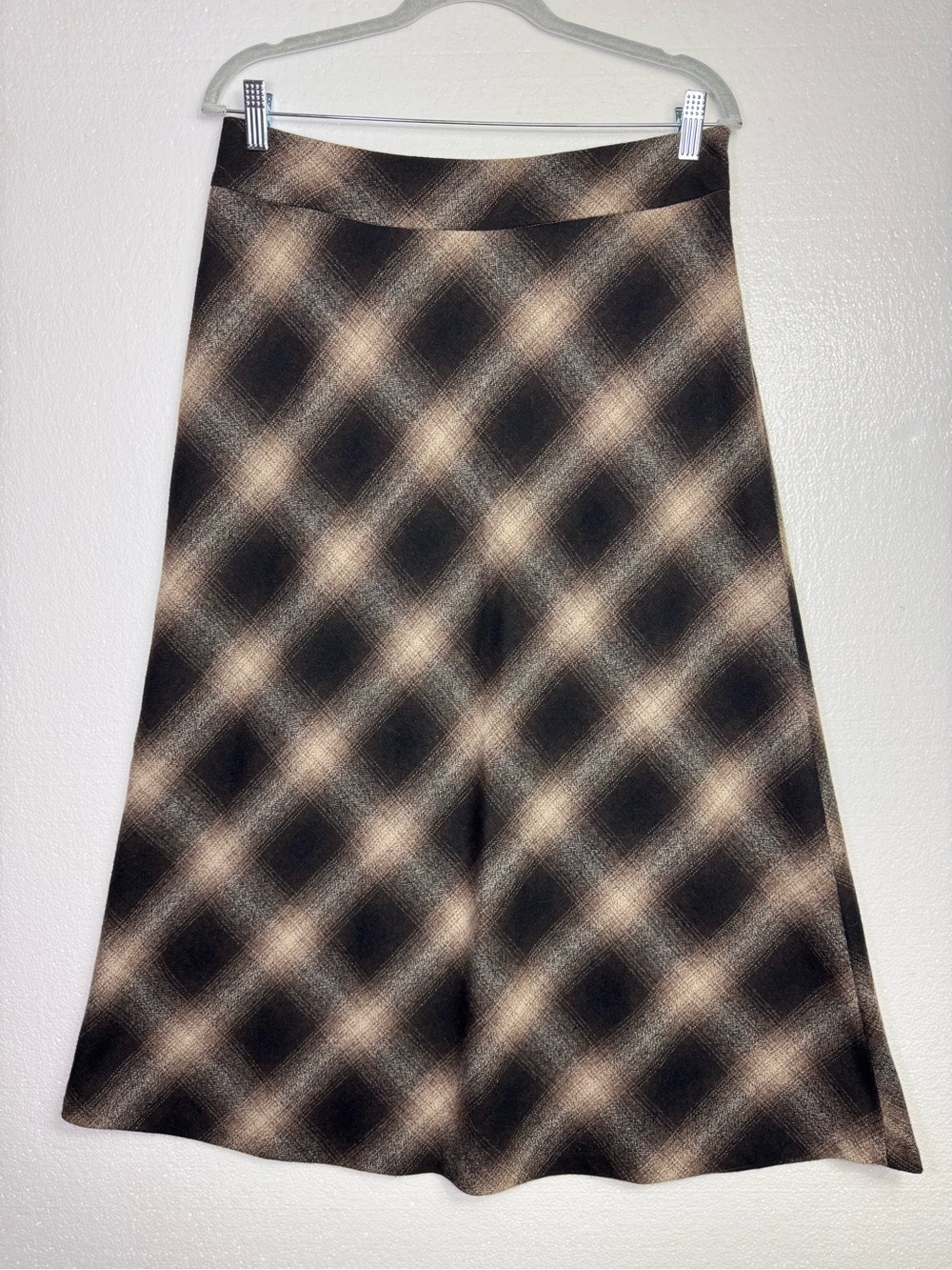 Eddie Bauer wool blend brown plaid skirt size 10
Length 33in
Waist 15.5